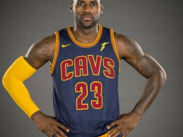 NBA 球衣不僅換了贊助商，連原本的 NBA 標誌都換成了「贊助企業」商標