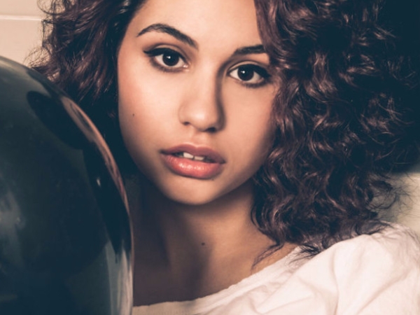 超率真唱將！超夯新人歌手 Alessia Cara　第一場表演竟慘到只有 2 個觀眾？