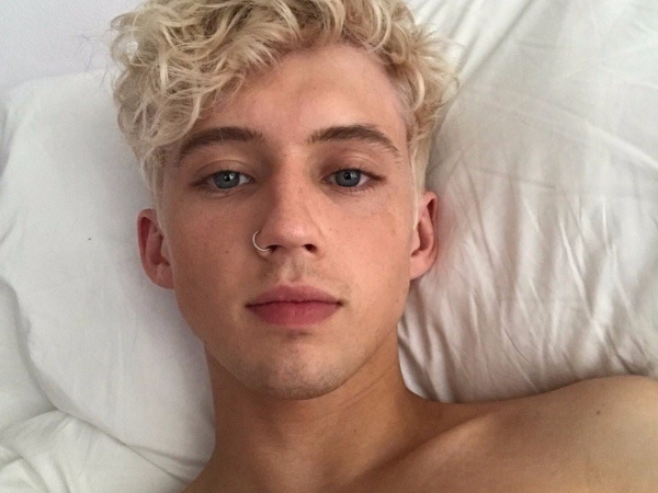 這張臉太無敵！澳洲美男 Troye Sivan 金色染發驚艷眾人　沒有他不能征服的造型！