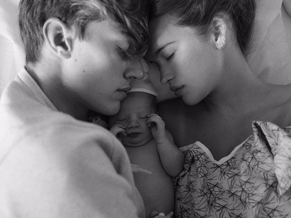 「小鮮肉」榮升人父！19 歲 Lucky Blue Smith 與女友的愛情結晶品誕生了！