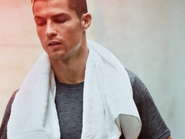 跟著CRISTIANO RONALDO一起訓練