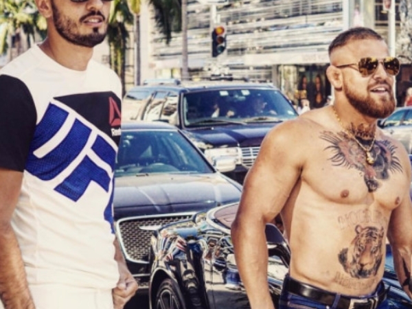 Conor McGregor 筋肉炸裂現身!打赤膊「吊單槓」引起民眾圍觀