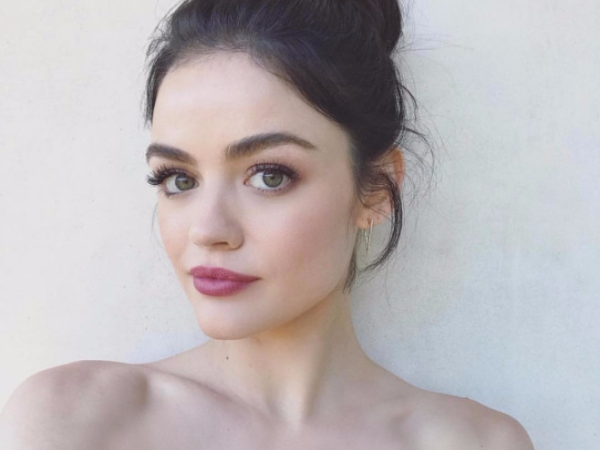 小個子美女！《美少女的謊言》Lucy Hale 最新「 私服穿搭」 ，亮眼又時髦！