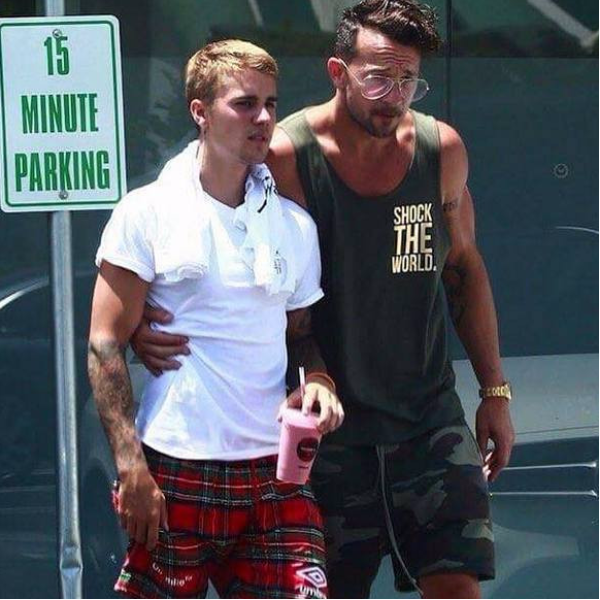 小賈斯汀被爆完全聽從牧師的話　形影不離「把他當作第二個爸爸」！