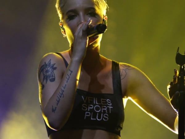 太帥氣!Halsey 最新《私服穿搭》展現平頭女生的霸氣魅力!