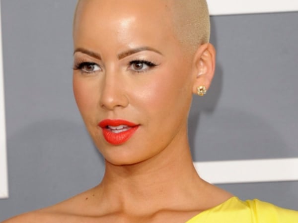 這居然是同一個人？肯伊威斯特前女友 Amber Rose 罕見戴上假髮　換造型後差異超大！