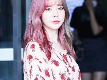 不愧是少女時代的「髮色擔當」！Sunny 最新的左右兩色髮型，肯定會成為下一波染髮潮流！