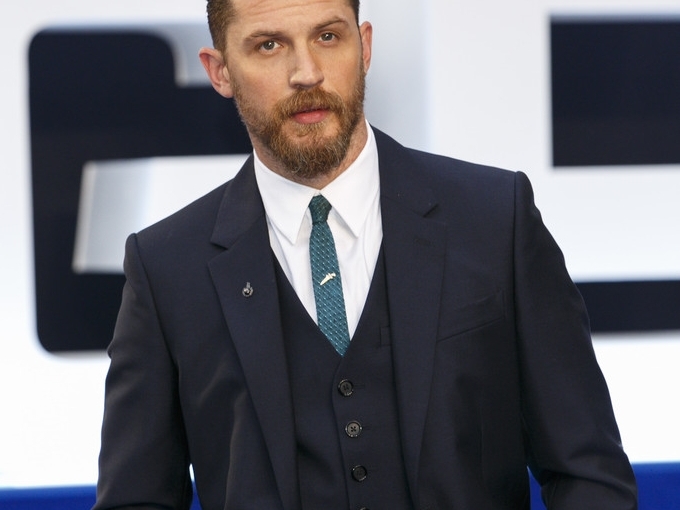 一窺地表最會穿男星 Tom Hardy 的造型套路!西裝怎麼搭最有型?