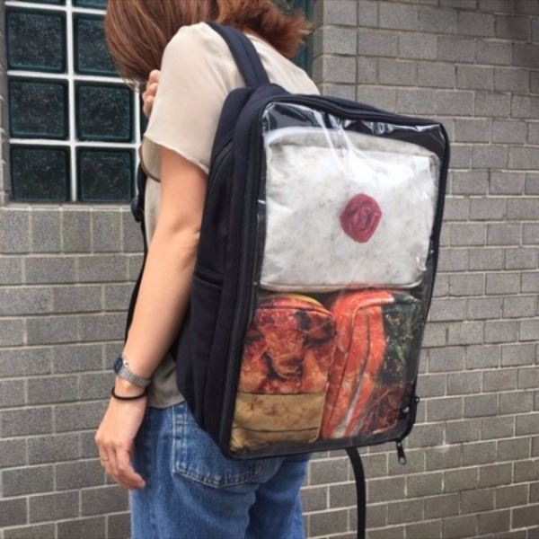 看起來就潮潮的？日本推出「便當背包」網路走紅　白飯跟配菜一應俱全！