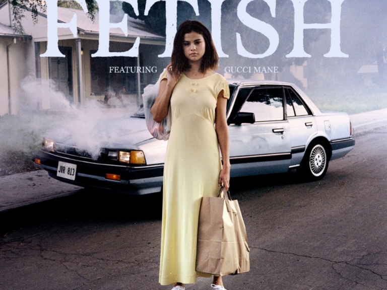 吃唇膏、吃肥皂、夾舌頭:Selena Gomez 在新曲《Fetish》MV 忘我演出的背後,有什麼訊息想帶出呢?
