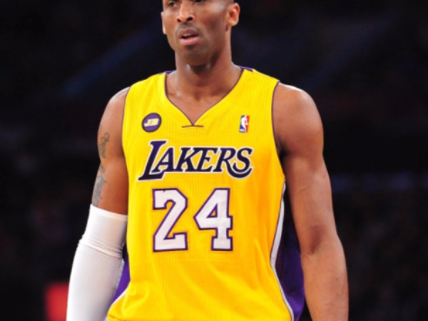 退休生活太滋潤！Kobe Bryant 高掛球衣一年養出肥肚　老大想自嘲身材又忍不住刪文...