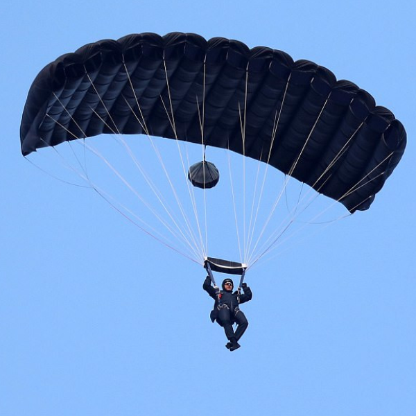 〔特務很忙〕他是傳奇巨星的原因！55 歲阿湯哥親自上陣「特技跳傘」　為《不可能的任務 6》特訓！