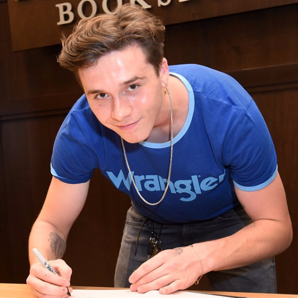 布魯克林開心秀腳上新刺青　卻被網友瘋狂嘲諷「超蠢又幼稚」！