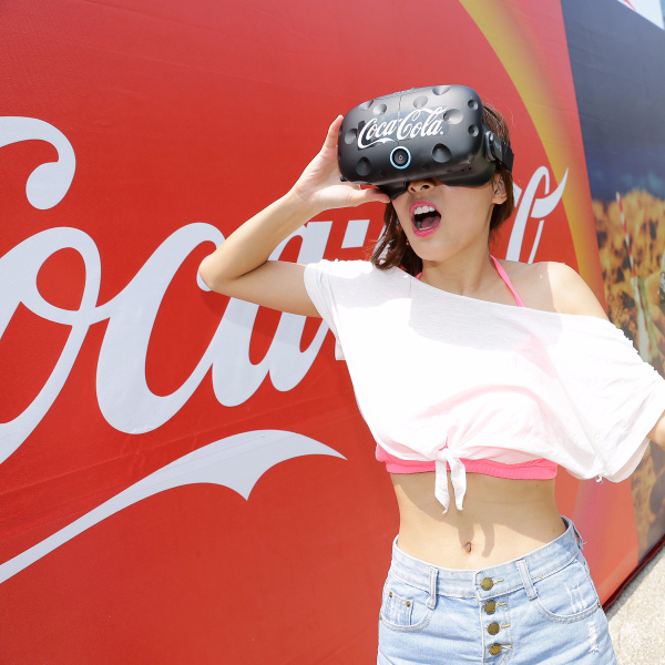 可口可樂打造打卡聖地，結合 VR 體驗要你一秒置身夏日海灘