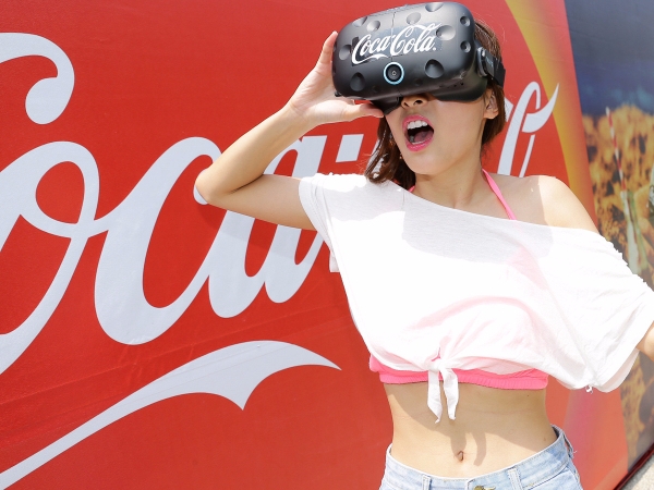 可口可樂打造打卡聖地，結合 VR 體驗要你一秒置身夏日海灘