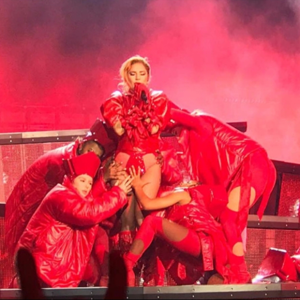 砸重金！Lady Gaga 最新演唱會，十英尺「睡袋」 禮服霸氣開唱！