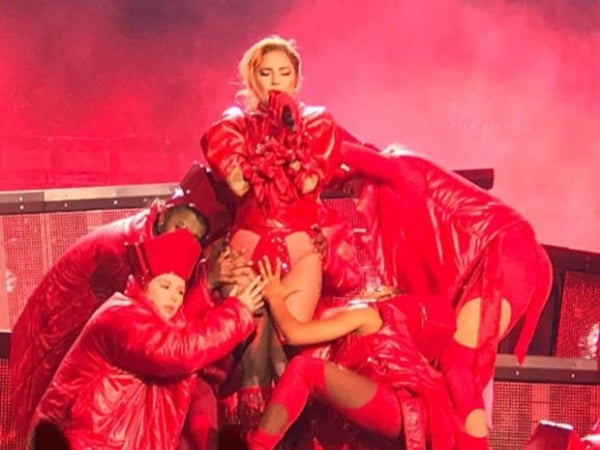 砸重金！Lady Gaga 最新演唱會，十英尺「睡袋」 禮服霸氣開唱！