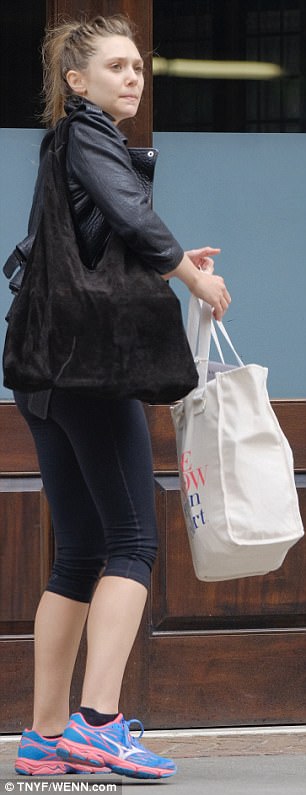 緋紅女巫素顏膚質超好！運動緊身褲現身紐約街頭採購