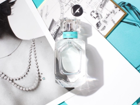看見這瓶睽違了 15 年才推出的新香水，還有哪個女生會說不需要 Tiffany？