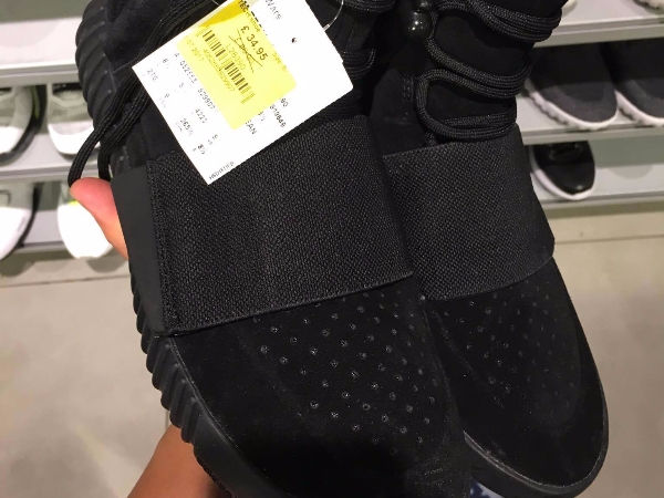 這雙 Yeezy 居然出現在 Outlet，肯爺魅力不再了嗎？！