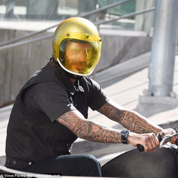 真的隨便一擺就是帥！貝克漢被直擊路上騎車　撇頭一看男人魅力爆表！