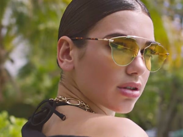 「黑馬式」竄起！Dua Lipa 新單〈New Rules〉闖進告示牌前百、英國榜前十