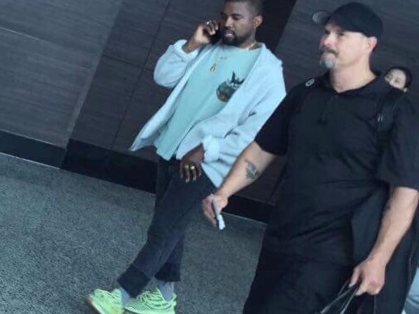 Kanye West 親身着用 adidas Originals YEEZY BOOST 350 V2「Semi Frozen Yellow」