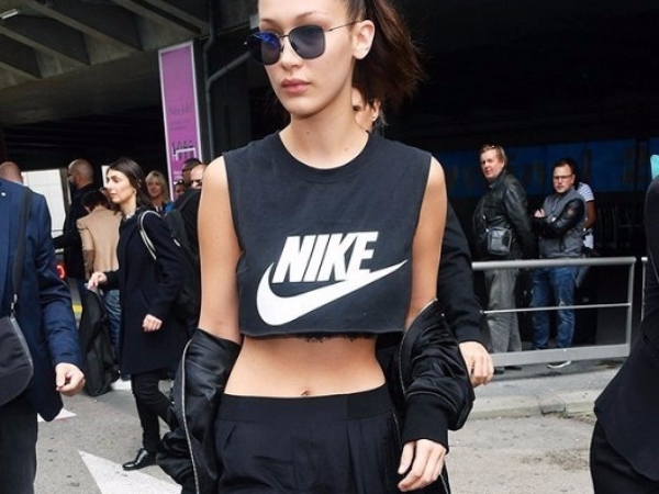 最潮跟CP值最高居然是「它們」！Nike 代言人 Bella Hadid 展現「夯鞋」私服造型！