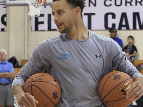 他真的是人類嗎？Stephen Curry 訓練營投籃挑戰　創下難以置信的紀錄！