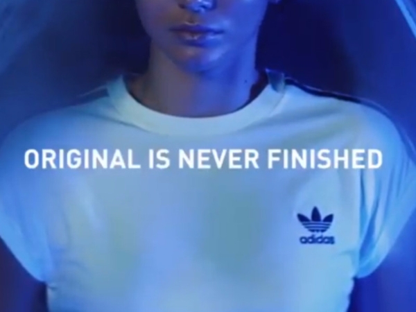 復古時尚！adidas Original 代言人Kendall Jenner 最新「球鞋」私服穿搭！