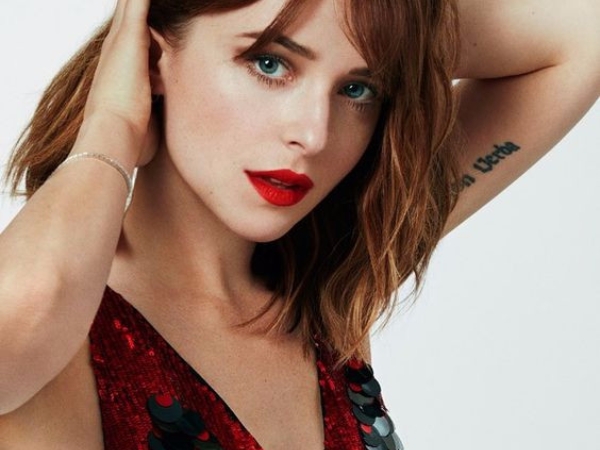 如何打造會說話的亮眼？Dakota Johnson 靠的是這兩個簡單方法！