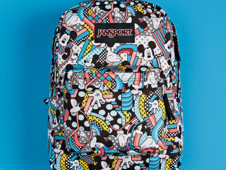 迪士尼 Fans 們注意了！JanSport x Disney 首度聯名推出8種包款，每款都可愛的讓你荷包立刻陷入失血危機！