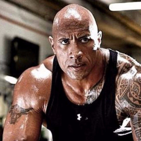 巨石強森捨棄招牌「公牛」！全新刺青超進化更黑暗
