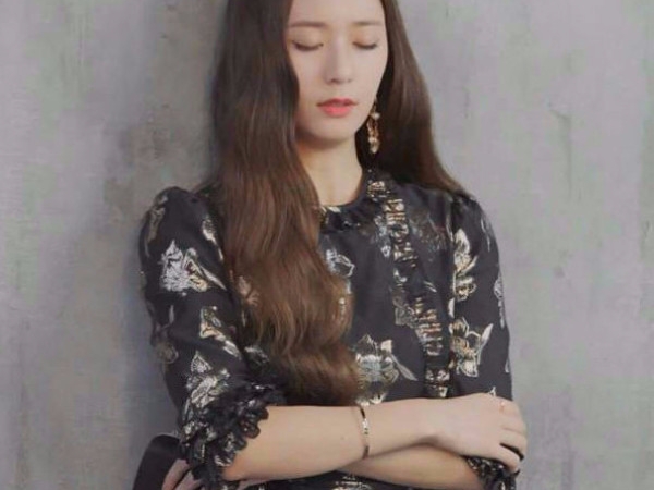 天價！《河伯的新娘》Krystal 最新「女神睡衣」造型，連「拖鞋」都貴的驚人！