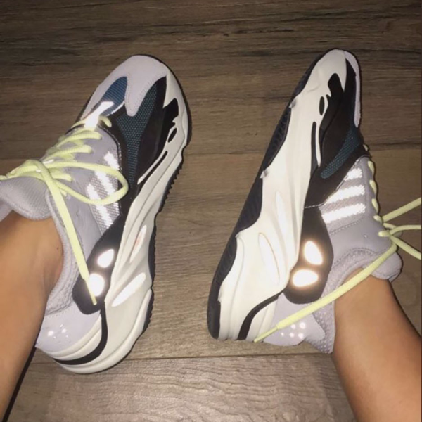 YEEZY Wave Runner 700 無預警上架就被掃光！大叔跑鞋魅力十足
