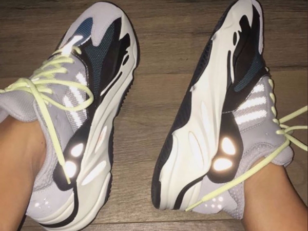 YEEZY Wave Runner 700 無預警上架就被掃光！大叔跑鞋魅力十足