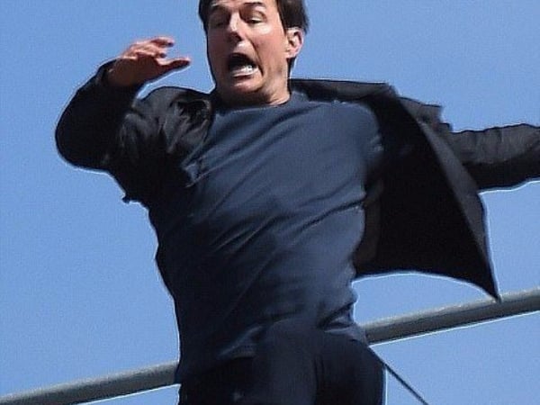 〔特務很忙〕真的超敬業！55 歲 Tom Cruise 繼續拍《不可能的任務》，凌空飛撲失手撞傷！