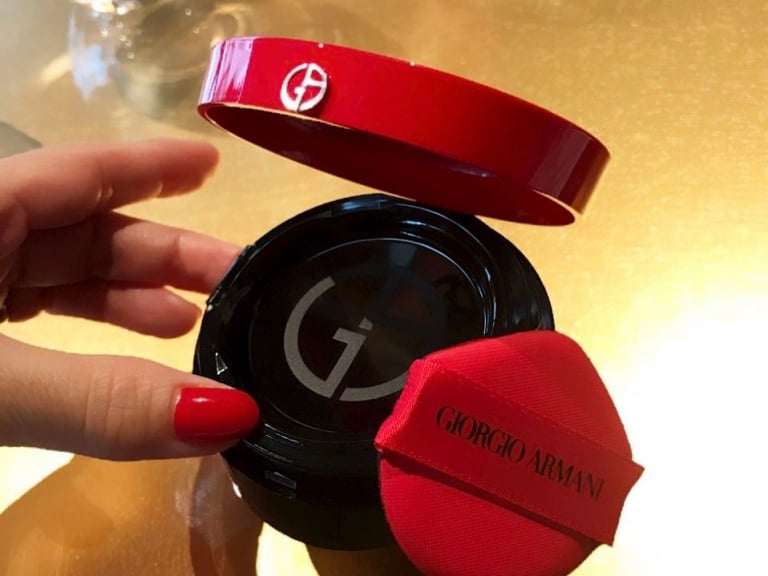 Giorgio Armani「霸氣紅氣墊粉餅」終於上市！小編：太大方還送包