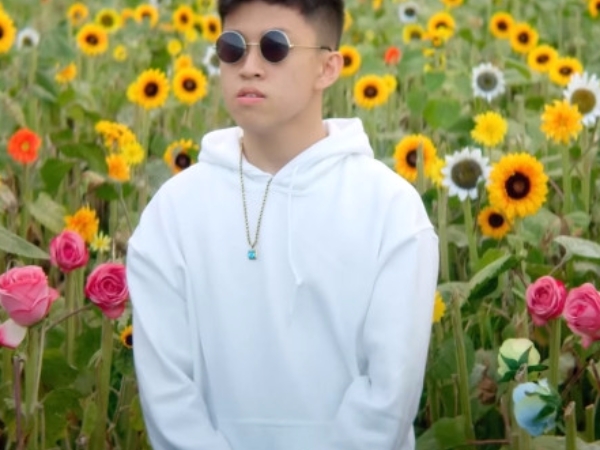 不僅包辦歌詞還身兼導演!Rich Chigga 釋出新曲〈Glow Like Dat〉