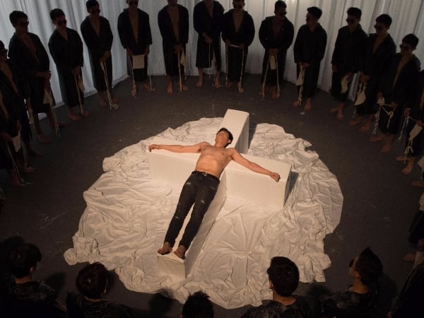 男星受騙慘遭 30 人圍攻？《三十儿立》大展 Ｇ 片現場　「肉身修道」牙一咬轉念就過！