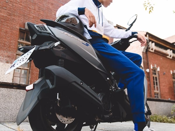 「手機裡必定有一張和愛車的合照」！男孩對機車的 6 大狂熱堅持，你們中招了嗎？