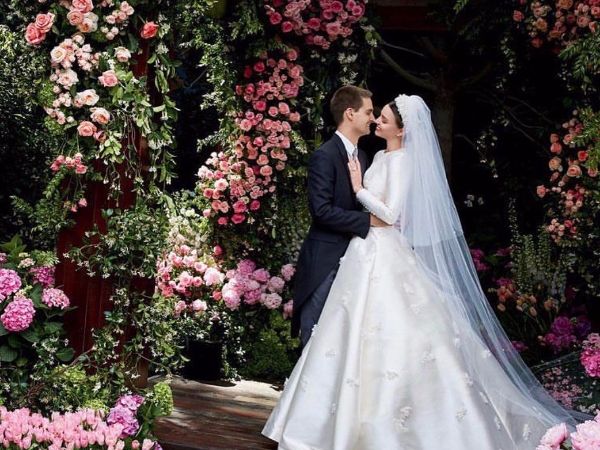 超幸福！新婚超模米蘭達可兒 花洋裝也可以穿得這麼美！