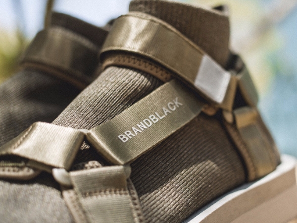 不用再怕像阿公！Brandblack 推出「一體成型」拖鞋 X 襪子免搭配