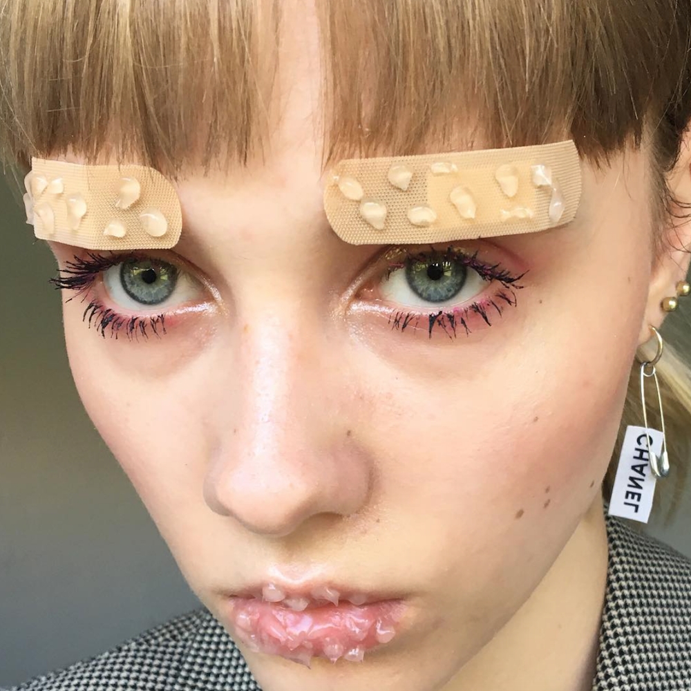 密集恐懼症慎入！18 歲丹麥彩妝師創「心理變態」妝容　「迴紋針、項鍊」入眼挑戰人體極限！