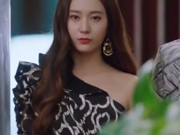 果然是人間大明星！《河伯的新娘》女神 Krystal 造型與金獎影后瑞絲薇斯朋「 撞衫」！
