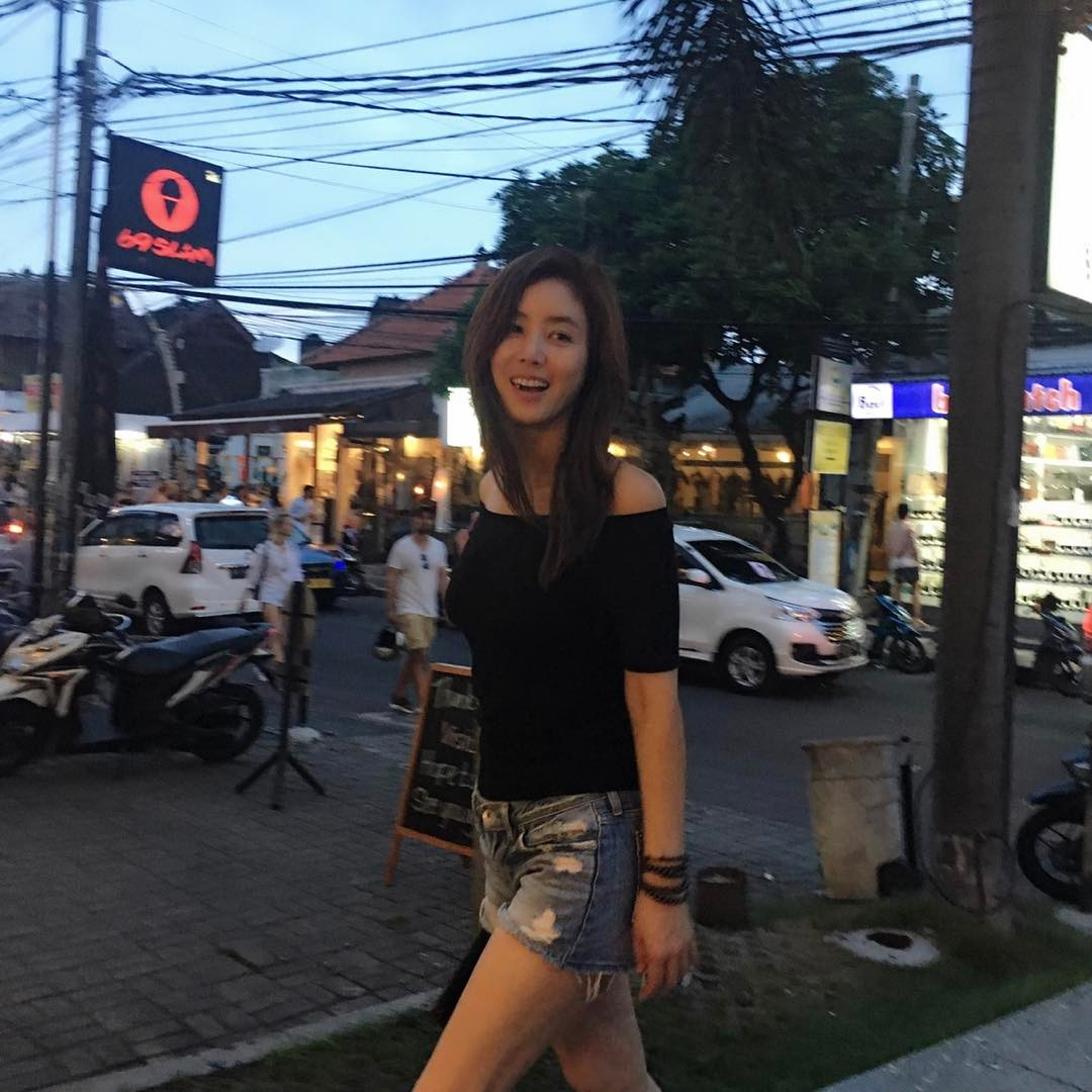 李敏鎬媽媽逆天生長!纖腰長腿 簡直是 20 歲美少女