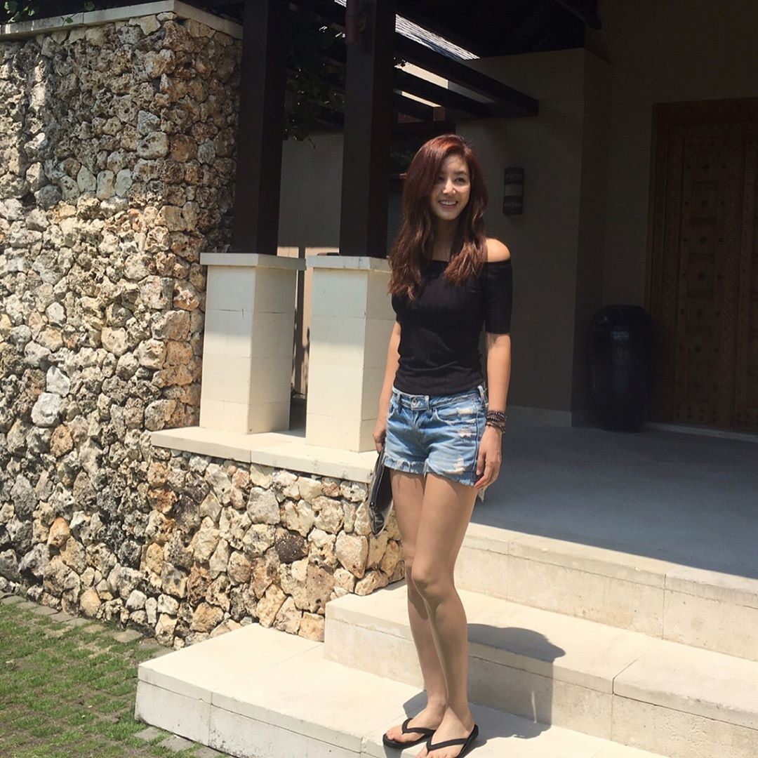李敏鎬媽媽逆天生長!纖腰長腿 簡直是 20 歲美少女