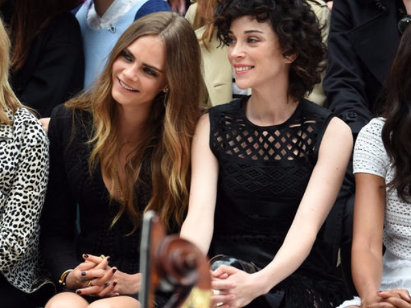 跟人氣超模 Cara Delevingne 拍拖感覺如何？這問題或許只有前女友 St. Vincent 能回答！