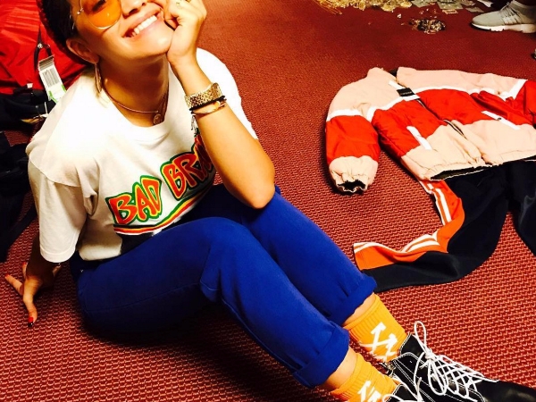 小天后 Rita Ora 透明裙出現街頭，穿上的是這一雙經典鞋款！
