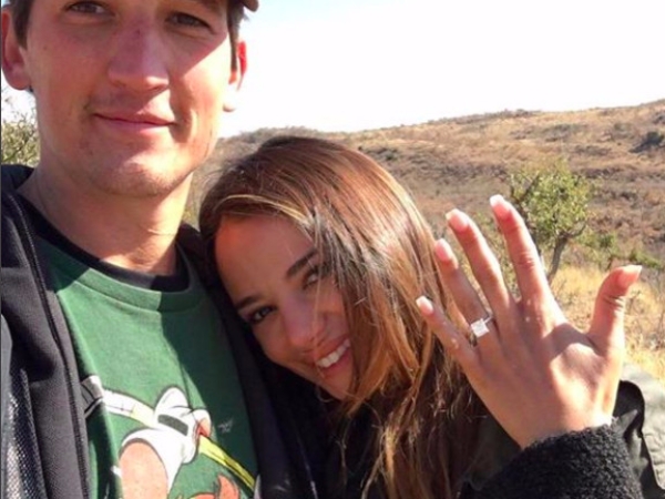 《進擊的鼓手》男星 Miles Teller 在非洲荒野求婚，鑽戒套牢交往 4 年的辣模
